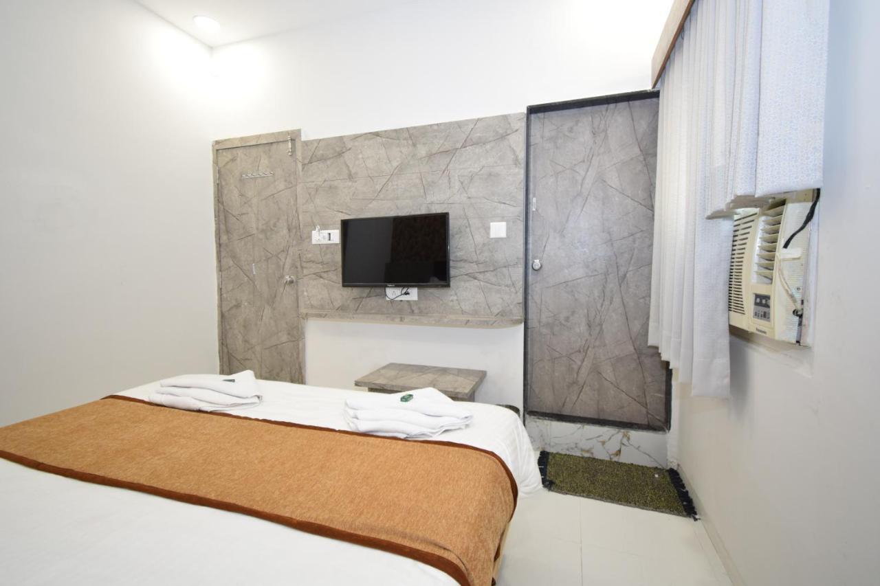 Hotel A1 Vastrapur Ahmedabad Exterior photo