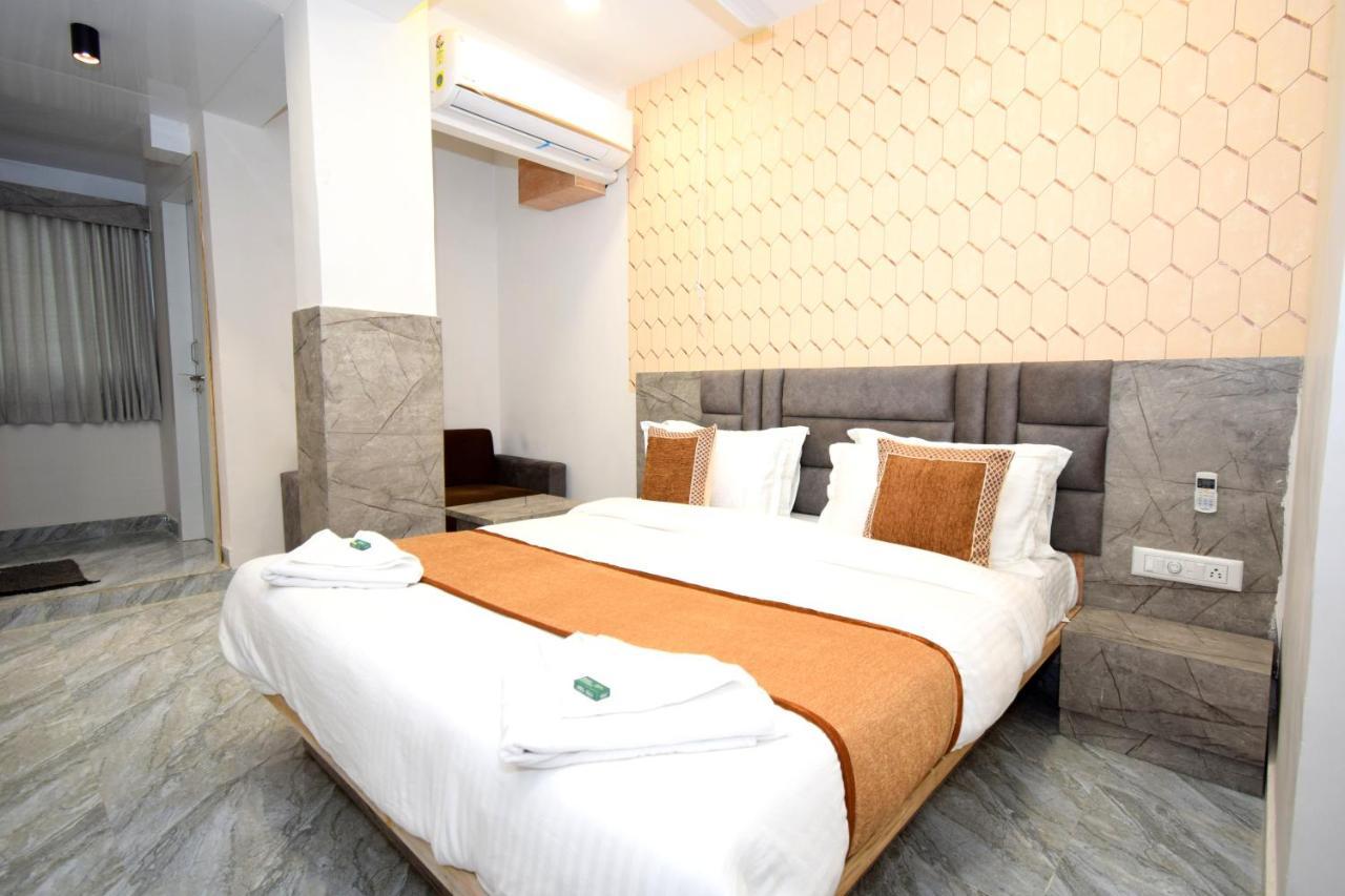 Hotel A1 Vastrapur Ahmedabad Exterior photo